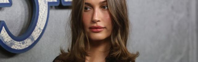 Providna čipka jedva prikrila grudi i crne gaćice: Da li je ovo najveći PROMAŠAJ na velikoj premijeri?