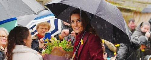 "Žao mi je, ne smem" Video u kom Kejt Midlton odbija da da autogram postao viralan: Princezi je zabranjeno da se potpisuje, a evo i zašto