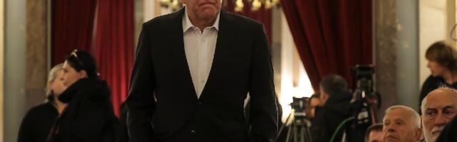 Željko Obradović vidno potresen stigao na komemoraciju Vujoševiću, evo do koga je seo (FOTO)