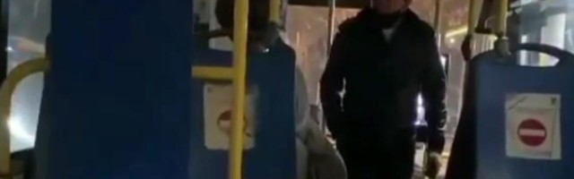 HAOS u beogradskom autobusu: Momak NAPAO ženu jer nije nosila masku, pa krenuo da udara (VIDEO)