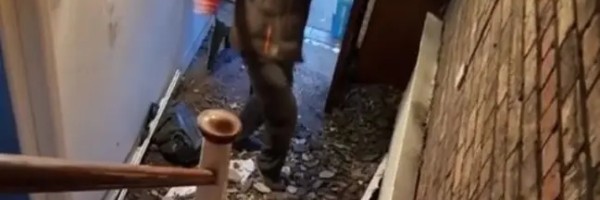 Žena ga ostavila da skine stare tapete on ogulio i malter