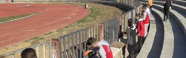 Mladi sportisti danas sređivali stadion „Čika Dača“ (VIDEO)