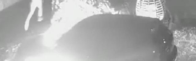 Policajcu usred noći zapaljen auto u dvorištu (FOTO)