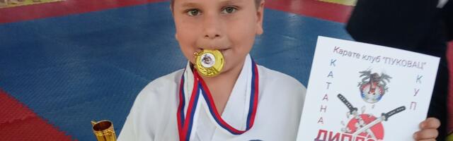 Još jedan zlatni dečko Pavle Tomašević iz Leskovca osvojio prvo mesto na karate turniru