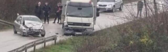 DIREKTAN SUDAR KAMIONA I AUTOMOBILA KOD ČAČKA! Prednji deo vozila potpuno smrskan, teretnjak umalo da sleti u kanal!