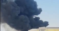 GORI FABRIKA KOD RUME: Širi se ogroman crni dim, vatra zahvatila dva objekta