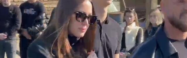 UPLAKANA ALEKSANDRA PRIJOVIĆ STIGLA NA SAHRANU BRATA DARKA LAZIĆA: Sva u crnom, tamnim naočarima krije suze: Sa njom je i ovaj kolega