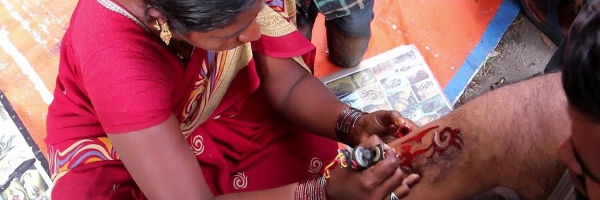 JEZIVO:Evo kako izgleda ulično tetoviranje u Indiji