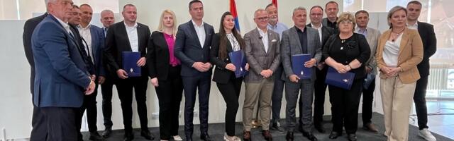 Ministar Vesić uručio ugovore 14 loklanih samouprava o dodeli bespovratnih sredstava