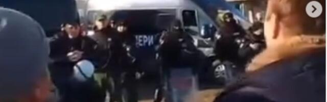 Policija "opkolila" poljoprivrednike na protestu u Badovincima (VIDEO)