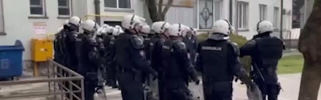 Protest uoči sednice Skupštine opštine Požega, prosvetari i Žandarmerija ispred zgrade