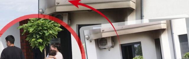 MAJKA DRŽI BEBU U NARUČJU DOK POLICIJA VRŠI UVIĐAJ! Odavde je devojka skočila sa prvog sprata - ovo su prve slike požara iz Surčina! (FOTO)