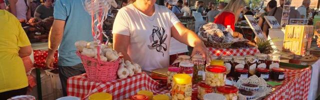 Beli luk sa ljutom paprikom, slatko od cvekle… Milena svojim proizvodima oduševila kupce