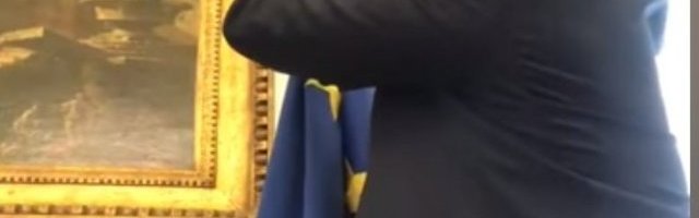 (VIDEO) KORONA, POSLEDNJI EKSER U KOVČEGU EU: Pogledajte kako predsednik italijanske skupštine skida zastavu Evropske Unije