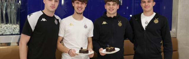 Duvale se svećice u Antaliji – Bogdan Kostić i Ivan Vasiljević proslavili rođendan (VIDEO)