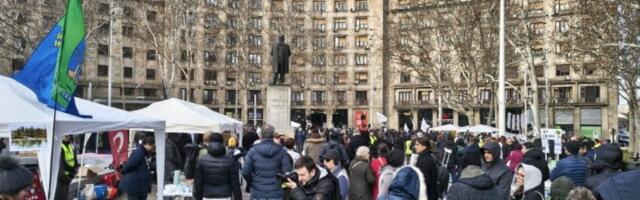 Počela akcija Zajedno za studente, vidljiv odziv građana, ali i pristalica vlasti u Pionirskom parku (VIDEO, FOTO)