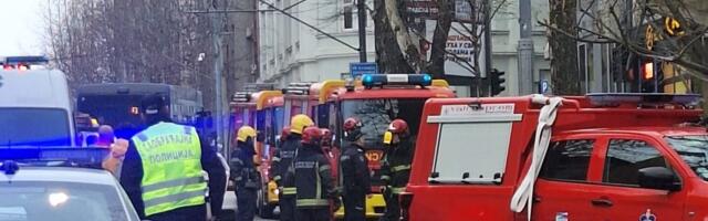 Prve slike drame u centru Beograda nakon urušavanja zgrade: Vatrogasci pretražuju ruševine