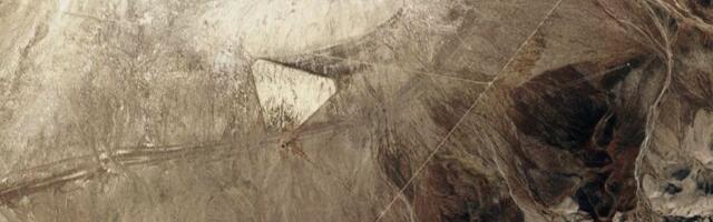 MISTERIJA SNIMKA IZ SVEMIRA Da li je u pustinji pronađena drevna piramida ili nešto drugo?