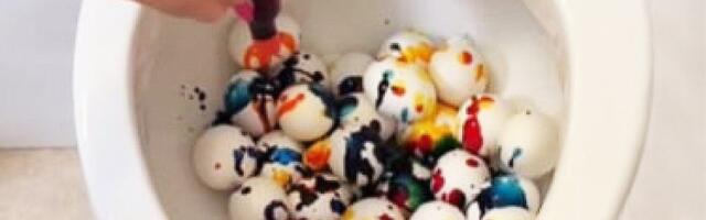 Ofarbala jaja za Vaskrs u WC šolji: Ljudima se želudac okreće - milioni zgroženi njenim postupkom (VIDEO)