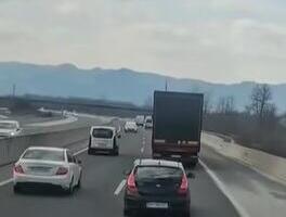 Profesionalni vozač upozorava: Evo zašto je vožnja između kamiona smrtonosna greška - "Jedan naglo zakoči i od tebe ostane pljeskavica"