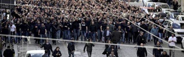 HOROR SCENE IZ NAPULJA! Policajci se bore za GOLI ŽIVOT! Huligani iz AJNTRAHTA napravili HAOS u Italiji! (VIDEO)