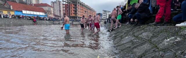 Rekordan broj prijavljenih za Bogojavljensko plivanje (VIDEO)