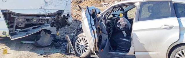 Troje povređeno u stravičnom sudaru autobusa i automobila kod Leskovca