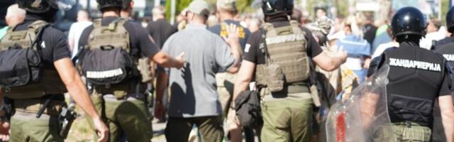 Policija sprečila građane da odu na paradu (FOTO/VIDEO)