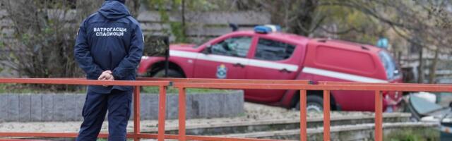 Detalji drame kod Čačka: Ni traga od automobila koji je sleteo u jezero, spasilačke ekipe pretražuju obalu
