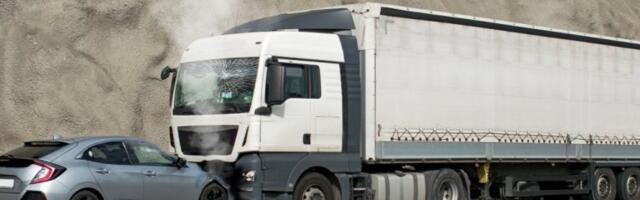 SUDAR AUTOBUSA I KAMIONA, SEDMORO MRTVIH! Užas nad užasima na putu, hitna pomoć ne zna kome pre od povređenih da pomogne