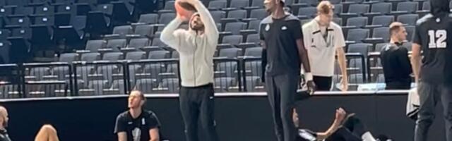 SCENA KOJA RADUJE: Karlik Džons na šuterskom treningu uoči derbija!