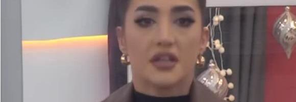 ANĐELA ĐURIČIĆ ZA BADNJE VEČE NIJE SA GASTOZOM! Uslikana kako nazdravlja sa drugim muškarcem, oboje su srećni i nasmejani (FOTO)