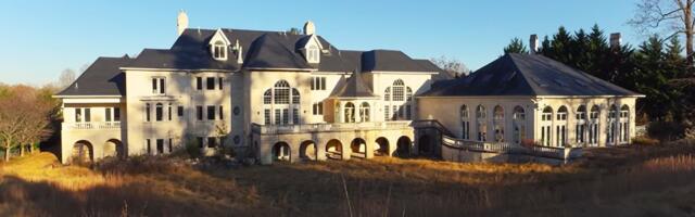 Otkrio napuštenu vilu s nameštajem, skupocenom odećom i automobilima: Da nema snimka ne biste poverovali!