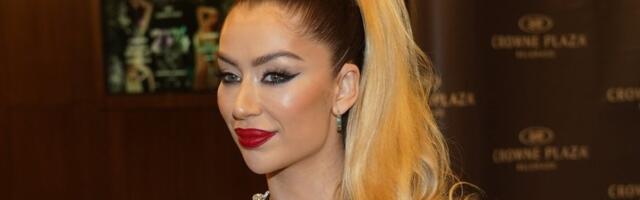 Narod uplašen - Teu mole da prestane da peva: "To nije niz hitova, to je postao geopolitički horoskop"