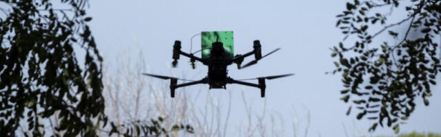 Дрон у затвор убацио пакет са ножевима, мобилним и синтетичком дрогом