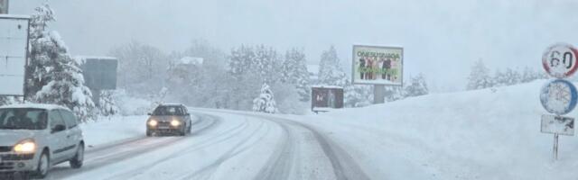 SNEG OKOVAO ZAPADNU SRBIJU, VEJE I U BAJINOJ BAŠTI! Za noć palo više od 20 centimetara! Zlatibor, Tara, Kadinjača, Debelo brdo, sve se beli! (FOTO)