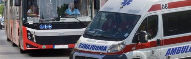 JEZIVI SUDAR AUTOBUSA U VELIKOM MOKROM LUGU! Zakucali se jedan u drugi na okretnici - IMA POVREĐENIH!