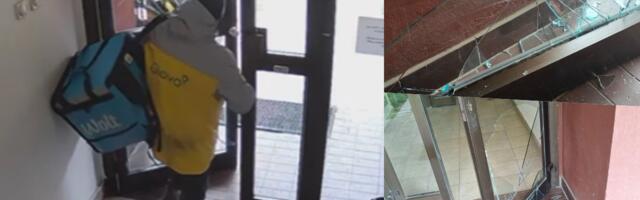 DOSTAVLJAČ DIVLJAK RAZBIJA VRATA! Čemu ovo? Otvara vrata zgrade na Dorćolu, a onda ih šutira i lomi staklo - POGLEDAJTE njegov huliganski potez (VIDEO)