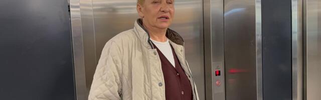 Vesnu Zmijanac prdržava za ruku, ona progovorila svega par reči: Još nije počela da sprema koncert