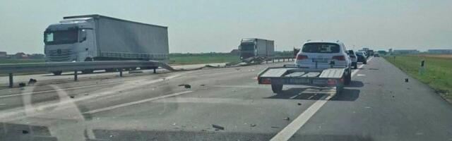 FOTO, VIDEO: Šleper na auto-putu Novi Sad - Beograd probio ogradu i naleteo na više vozila