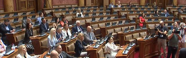 Opozicija lupa šakama o sto i opstruiše izaganje ministarke Đurđević Samenkovski