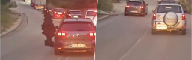(VIDEO) POGLEDAJTE SNIMAK OD KOJEG SE DIŽE KOSA NA GLAVI! Snimljena zastrašujuća vožnja na putu kod Nove Varoši: Divljački preticao kolonu, usledila DRAMA