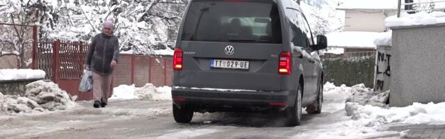 Sa prvim snijegom kretanje Tutinskim ulicama pravi izazov
