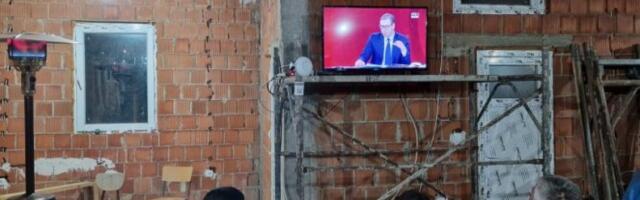 GLEDAJU I NE TREPĆU! Ovako Srbi na barikadama prate obraćanje predsednika Vučića!