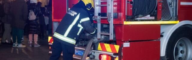 GOREO BUTIK U RAKOVICI! Vatrogasci sekli rešetke da priđu objektu!