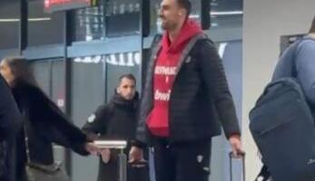 MILUTINOV SA SAIGRAČIMA STIGAO NA MEGDAN PARTIZANU! Košarkaši Olimpijakosa doputovali u Beograd, pogledajte snimke sa aerodroma! VIDEO