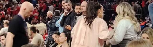 Lepotica stigla u Arenu na večiti derbi: Bodriće jednog od košarkaša Crvene zvezde