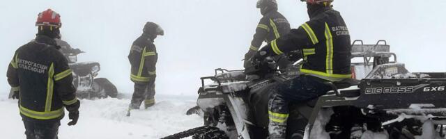 Milorad krenuo na krivolovce, završio povređen i zavejan u mećavi: Spasioci pokušali da ga spasu, pa i sami ostali zaglavljeni u snegu!