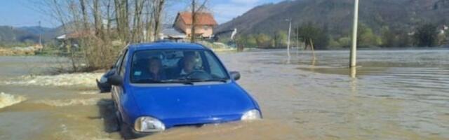 "PRIZOR JE BIO UŽASAN" Drama u selu kod Požege, vozilo se zaglavilo u vodi na putu usled poplava! Morava nadošla preko metar i po, putnici u PANICI dozivali pomoć! (FOTO, VIDEO)