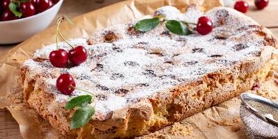 Kolač sa višnjama na šolje koji uvek uspe: Mekan, sočan i gotov bez vage